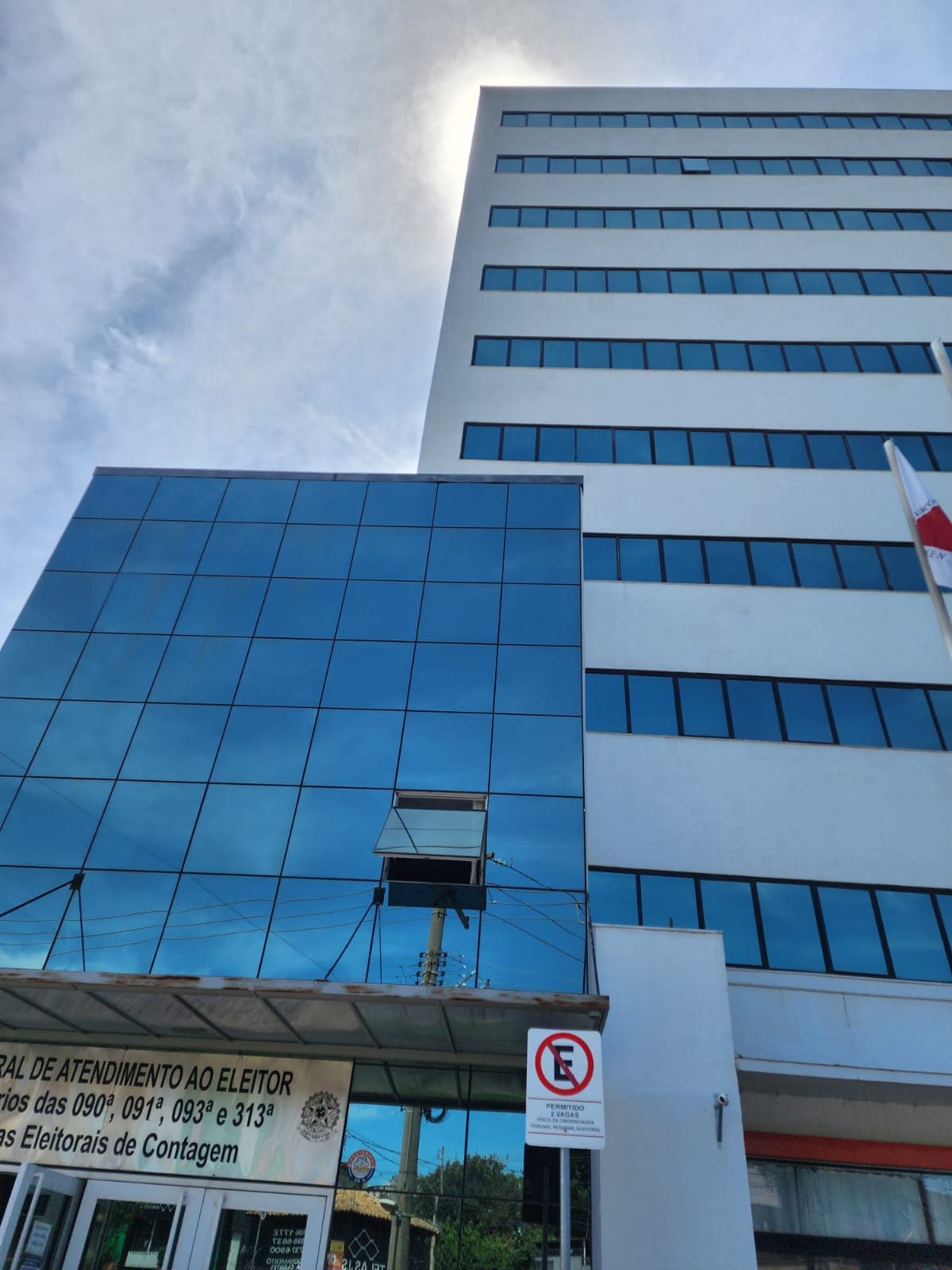 Fachada comercial em pele de vidro instalada pela Resitec, refletindo os valores de excelência e resultado da empresa